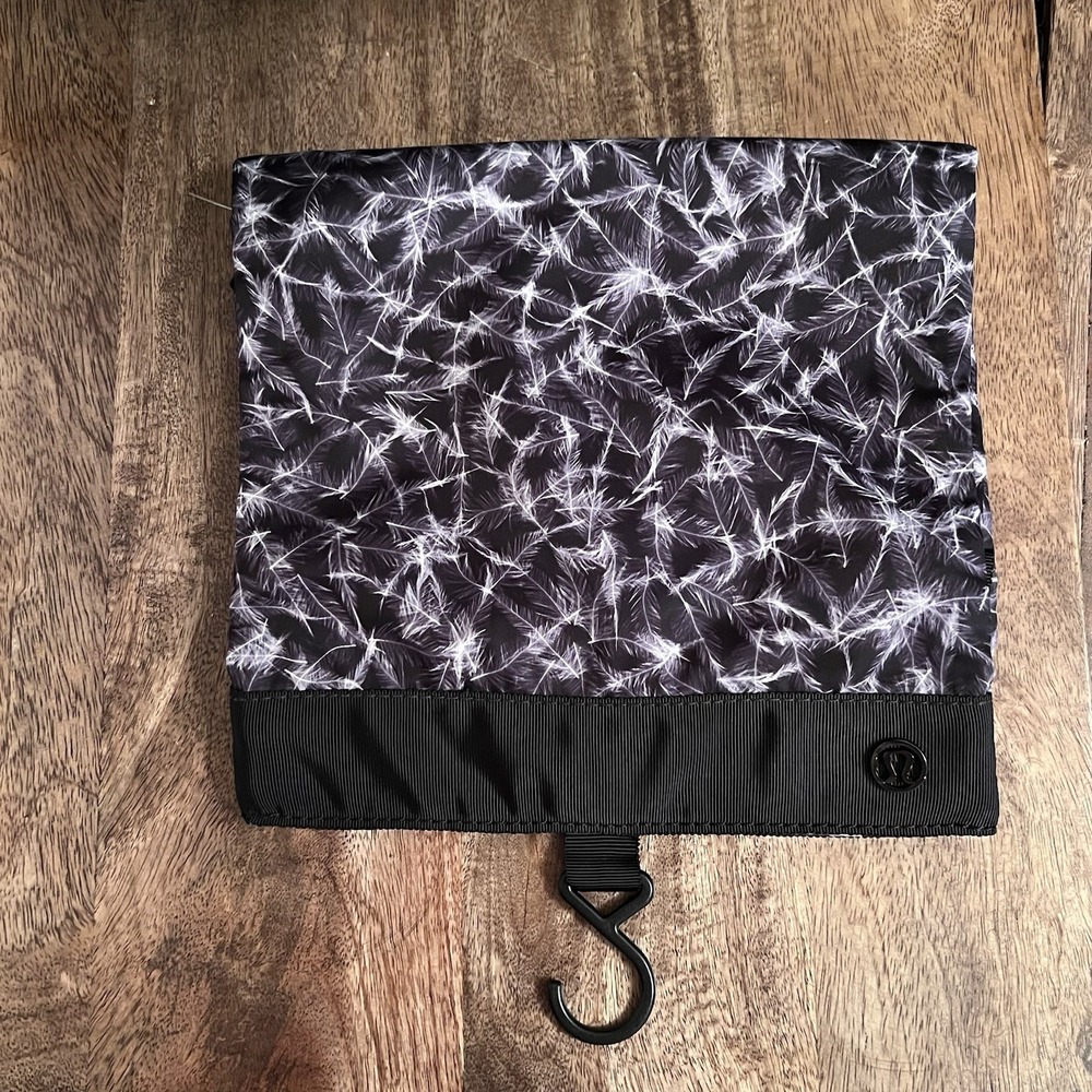 Lululemon Break Free Kit Plume White Black Folding Hangs Travel Toiletry Bag